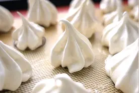 用剩下的蛋清别扔，加半碗白糖做成蛋白糖，一口一个咔吱脆视频封面