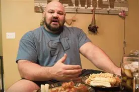 一顿饭吃20磅鸡肉？这个400多斤的大力士，一个月餐费就得两万块图片