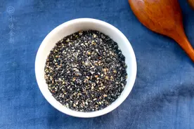 秋天，吃黑豆红豆不如吃芝麻，炒一炒鲜香扑鼻，囤起来能吃到冬天图片