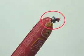 原来火腿肠金属环下藏着个“小机关”，轻轻一拉完整打开，很实用视频封面