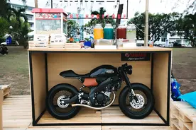 泰国 Yamaha XSR155 的沙滩复古秀图片