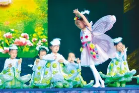 孩子明明台下表现很好，但一上台就怯场了，家长应该怎么办图片