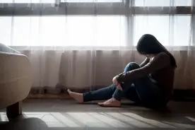 女性，在友谊中的孤独图片