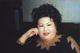 演员董立范：只谈过一段恋爱，还被骗了五万块，57岁仍单身未婚图片