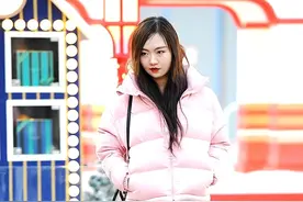 街拍：丝袜美女，穿来穿去还得是黑丝图片