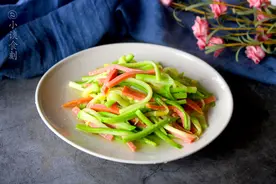 小瓜炒着容易出水，“2个错误”别犯，学会削一削，水分少好入味图片