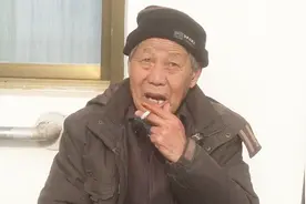 农村85岁大爷晚年生活，一顿3斤酒，一盒烟，看大爷说的是实话吗视频封面