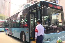 投用30辆新车、设立爱心驿站 重庆公交10路软硬件“双提升”图片