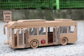 手工牛人用简单的纸板制作出一台电车大巴车（公交车）还带折叠门