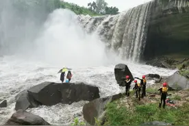 俩男子不信天气预报到河边巨石钓鱼 强降雨突发被困水中“孤岛”图片