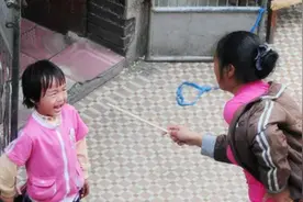 孩子到底能不能打？3个年龄段的娃，父母再生气也要忍住，不能打图片