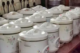 广东只有4张桌子的小店，用电饭锅来做煲仔饭，15元一锅日卖300锅图片