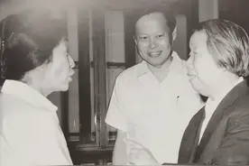 1976年杨振宁代表海外华人归国祭拜周恩来，含泪问邓颖超三个问题图片