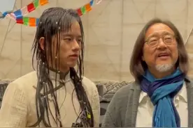 张杰自曝腰伤情况，现连鞠躬都做不到，得名导关照在后台躺着背词图片