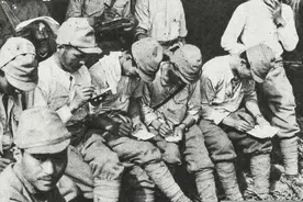 1937年淞沪会战老照片，日本妇女阵地前慰问士兵图片