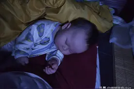 明明可以舒服地躺在床上，可你偏不，硬要躺在妈妈的腿上睡图片