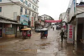 今日缅甸果敢：往日国门汉字已被更换，现使用缅文已成主流图片