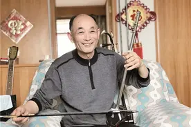 洛阳一位退休物理教师自制新型二胡 来看看有啥不一样？图片
