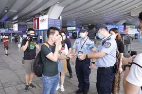 半小时就有9名烟民“吃”罚单，深圳北地铁站去年处理8670宗控烟案件图片