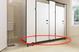 为什么女厕所门下会留一条缝隙？都是为了做这事方便！真涨见识了视频封面