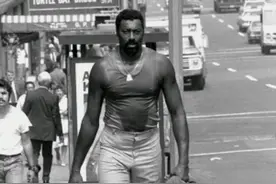 张伯伦天赋有多非人类？双臂快到膝盖 举人如举玩偶 体力无限图片