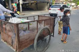 母亲病逝父亲抛弃，柬埔寨10岁兄妹拾荒为生图片