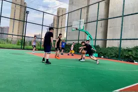 高铁桥下的空间能怎么用？“灰色地带”变成了网红运动场图片