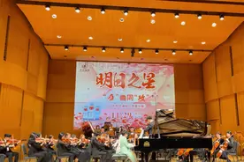 沙溢大儿子长大了！音乐会秀四手联弹为妈庆生，一身西服超有范儿图片