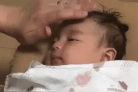 宝妈哄娃睡觉的“绝招”火了，快速高效，网友：下次我也试试图片