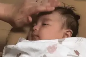 宝妈哄娃睡觉的“绝招”火了，快速高效，网友：下次我也试试图片
