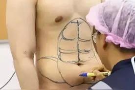 道具腹肌极限逼真，你爱豆的腹肌是真的吗？图片