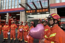 左手牵你右手敬礼  济南消防员浪漫求婚女友图片