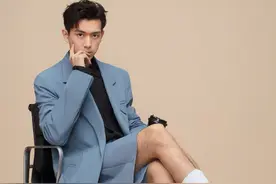 李现登《VogueMe》封面，穿西装衬衫配领带，现男友变霸道总裁图片