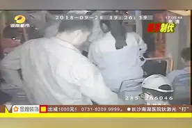 小伙公交车上玩苹果手机，被站在一旁的乘客一把夺走，神转折视频封面