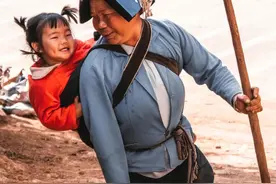 55年，她用残疾的双腿，走出了最坚强的笑容图片