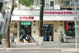 一元钱能干什么？60岁以上的老人可以美美地理个发图片