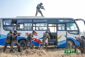 雷霆出击！直击武警特战队员车辆反劫持综合演练图片