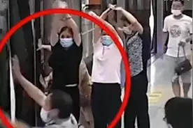 8岁女孩手指被地铁门夹住 他们纷纷做出这个手势图片