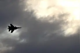 俄罗斯战机黑海上空伴飞美国侦察机图片
