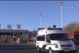 正值货运高峰时期 各地交警严查客货运车辆超员超载图片