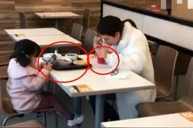 母女俩在外就餐，被偷拍后走红，网友：差距太大不是好事图片