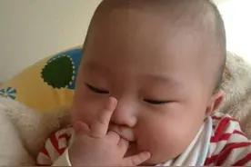 “吃手指”和“不吃手指”的宝宝，长大后差距很大，别不当回事图片