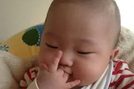 “吃手指”和“不吃手指”的宝宝，长大后差距很大，别不当回事图片