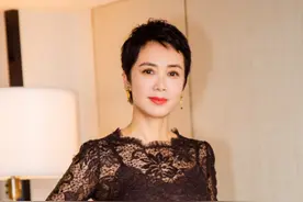 被蒋雯丽美哭了，黑色蕾丝连衣裙精致修身，短发干练却有女人味图片
