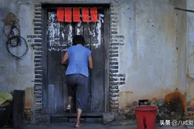 四十岁老汉渴望多子多福，十年生四个男娃，六旬妻子成“顶梁柱”图片