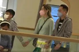 李嘉欣亲密牵儿子逛街，儿子发福长肚腩，她和老公弯腰驼背显疲惫图片