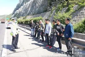 高速路突现9名行人 民警巡逻及时救助图片