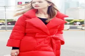 女人买羽绒服，就挑这5种经典颜色，省钱显嫩又不过时视频封面