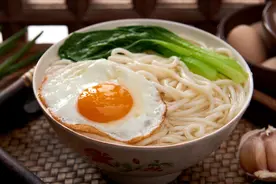 煎荷包蛋，用热油还是凉油？大厨教你2个技巧，香嫩圆润不粘锅图片