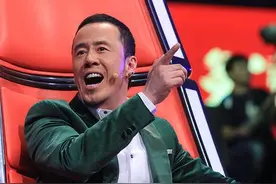 杨坤直播却被刘德华粉丝刷爆，吐槽刘德华后，满屏弹幕：你配吗？图片